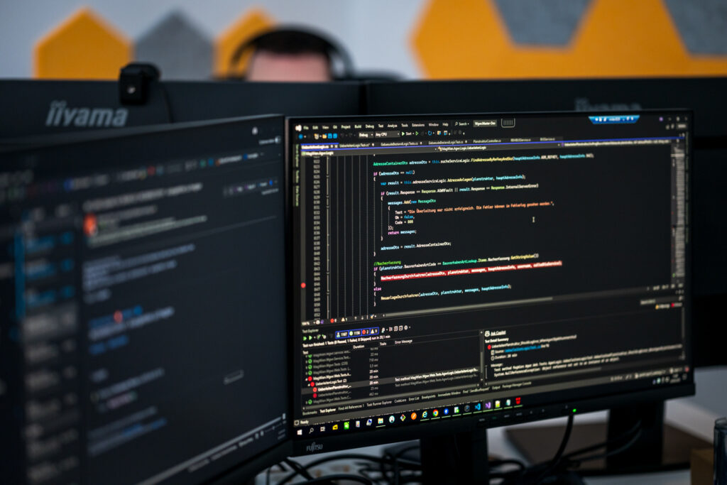 zwei desktop monitore nahaufnahme mit einem programmierungstool