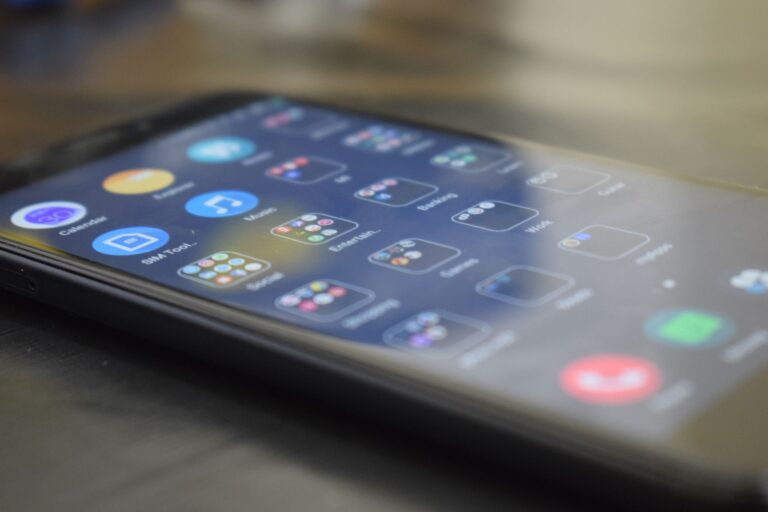 ein smartphone, das eine reihe von unterschiedlichen apps anzeigt