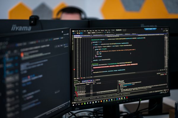 zwei desktop monitore nahaufnahme mit einem programmierungstool